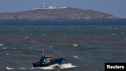 A Chinese fishing boat sails across the Taiwan Strait near the Taiwan-controlled Niushan Island, off Pingtan Island, Fujian province, China, April 9, 2023.
