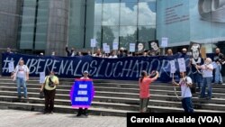 ARCHIVO - Activistas exigen la liberación de los seis dirigente sindicales durante una protesta en Caracas, en agosto del 2022.