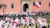 Petani Polandia dan pengunjuk rasa lainnya berkumpul di pusat kota Warsawa untuk memprotes kebijakan iklim Uni Eropa dan pemerintah Polandia yang pro-UE, di Warsawa, Polandia, 10 Mei 2024. (AP/Czarek Sokolowski)