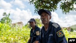 Deux policiers congolais assis dans une ancienne base de la Monusco à Kamanyola au Sud-Kivu, dans l'est de la République démocratique du Congo, 27 avril 2024. 