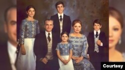 محمدرضا شاه پهلوی و شهبانو فرح، در کنار فرزندانشان