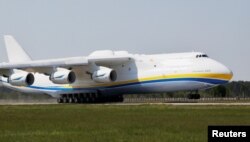 Літак АН-225 "Мрія" перед рейсом у 2016 р. у Перт в Австралії, куди доправив генератор з обладнанням у 130 тонн. REUTERS/Valentyn Ogirenko