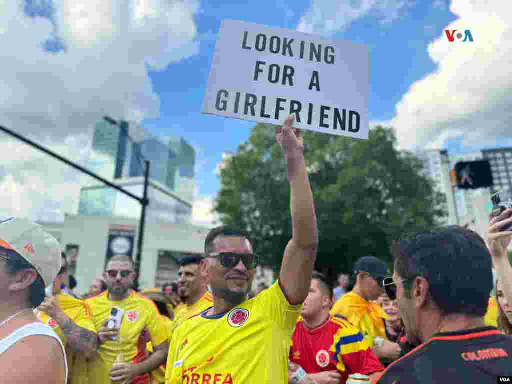 Hincha colombiano con pancarta que lee "Buscando una novia".