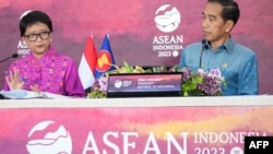 Indonesia's President Joko Widodo (R) and Indonesia's Foreign Minister Retno Marsudi brief journalists at a press conference during the 42nd Association of Southeast Asian Nations (ASEAN) Summit in Labuan Bajo on May 11, 2023.