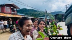 ၁၀၂၇ စစ်ဆင်ရေးအပိုင်း (၂) ရက် (၃၀) ပြည့်မှာ မိုးကုတ်မြို့ကိုသိမ်းပိုက်လိုက်တဲ့ တအာင်းတပ်မတော် TNLA တပ်ဖွဲ့ဝင်တွေကို ဒေသခံပြည်သူတွေက ကြိုဆိုနှုတ်ဆက်တဲ့မြင်ကွင်း။ (ဇူလိုင် ၂၄၊ ၂၀၂၄/ဓာတ်ပုံ-PSLF/TNLA)