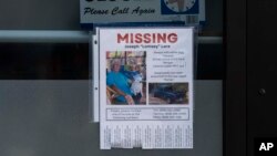 Selebaran orang hilang atas nama Joseph "Lomsey" Lara dipasang di pintu sebuah pusat perbelanjaan di kota Lahaina, Hawaii, 21 Agustus 2023.