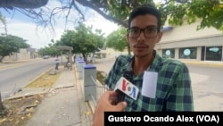 Kelvis Villalobos, un técnico de computación de 24 años, opina sobre el alza del dólar en Venezuela en la avenida Delicias de Maracaibo, en el occidente del país.