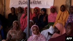 Des femmes migrantes nigériennes assistent à une réunion organisée par l'ONG Alarme Phone Sahara à Agadez le 28 décembre 2023.