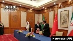 2023年3月10日，伊朗最高国家安全委员会秘书阿里·沙姆哈尼(Ali Shamkhani)（右）在北京的会谈结束后同中共中央政治局委员、中央外办主任王毅握手。照片最左边是沙特国务大臣、内阁成员和国家安全顾问穆萨伊德·本·穆罕默德·艾班。