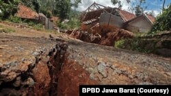 Tanah di Desa Cibedug, Kecamatan Rongga, Kabupaten Bandung Barat, terlihat merekah sehingga menyebabkan sejumlah bangunan rusak dan ratusan orang mengungsi. (Foto: BPBD Jawa Barat)