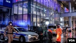 Polisi memblokade lokasi penembakan maut di pusat perbelanjaan Siam Paragon Mall, di Bangkok, Thailand, 3 Oktober 2023. 