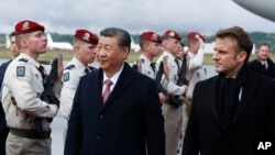 法国总统马克龙与中国国家主席习近平在法国西南部的塔布机场检阅法国军人。两国领导人在比利牛斯山举行一对一直接会谈。（2024年5月7日）