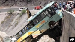 ARCHIVO - Autobús de pasajeros se estrelló y cayó al río Rímac, San Mateo, Perú, foto