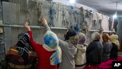 یو ایس ايډ ویلي چې اوس مهال په افغانستان کې د غالیو صنعت د ۱.۲ میلیون وګړو ته چې ۹۰ فیصده یې ښځې دي دندې برابرې کړي دي. 