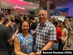 Philip Pilgrim y su esposa, quien convenció al nativo de Barbados a asistir a clases de salsa para conectar con su identidad caribeña, posan para esta fotografía el 13 de abril de 2023.