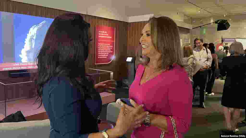 Maria Elena Salinas y Dunia Elvir comparten un momento de felicitación al ver por primera vez el resultado de la exhibición &ldquo;&iexcl;De última hora! Latinas Report Breaking News&rdquo; en el Museo de Historia Estadounidense.