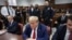 Ish-presidenti Donald Trump duke ndjekur procesin gjyqësor në Manhatan, Nju Jork (6 maj 2024)