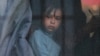 Seorang anak melihat keluar jendela bus saat warga sipil yang dievakuasi dari wilayah Kherson di Ukraina yang dikuasai oleh Rusia, tiba di sebuah stasiun kereta lokal menyusul perintah evakuasi oleh pejabat Rusia, 2 November 2022. (Foto: Alexey Pavlishak/Reuters)