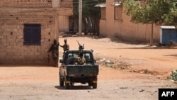 La guerre a déjà fait plus de 1.800 morts, selon l'ONG ACLED, et près d'un million et demi de déplacés et de réfugiés selon l'ONU.