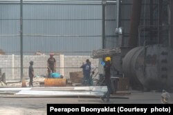 แม้ว่าโรงงานรีไซเคิลขยะแห่งนี้จะถูกให้หยุดประกอบกิจการนับตั้งแต่เดือนธันวาคม 2566 แต่ยังคงพบเห็นว่า แรงงานต่างด้าวจำนวนมากยังคงทำงานตามปกติภายในโรงงานที่ ต.คลองกิ่ว อ.บ้านบึง จ. ชลบุรี เมื่อวันที่ 1 กุมภาพันธ์ 2567