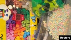 Píldoras de fentanilo encontradas por agentes de la DEA entre juguetes se ven en esta imagen, en Nueva York, EEUU, el 4 de octubre de 2022.