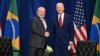 Presiden AS Joe Biden (kanan) dan Presiden Brazil Luiz Inácio Lula da Silva melakukan pertemuan di sela Sidang Umum PBB di New York, Rabu (20/9). 