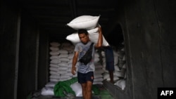 ရန်ကုန်ဆိပ်ကမ်းမှာ ဆန်အိတ်ထမ်းနေတဲ့ အလုပ်သမားတဦးကိုတွေ့ရစဉ် (ဇွန် ၂၈၊ ၂၀၂၃)