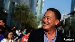 លោក Srettha Thavisin មហាសេដ្ឋីអចលនទ្រព្យ និងជាបេក្ខជននាយករដ្ឋមន្ត្រីរបស់គណបក្ស Pheu Thai ញញឹមដាក់អ្នកគាំទ្រ ក្នុងអំឡុងយុទ្ធនាការឃោសនាបោះឆ្នោត នៅទីក្រុងបាងកក កាលពីថ្ងៃទី ៥ ខែឧសភា ឆ្នាំ ២០២៣។ 