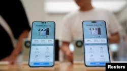 上海华为专卖店展示的Mate 60 Pro手机。（2023年9月8日）
