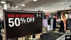 Diskon di sebuah toko ritel di Rosemont, Illinois, 25 Juni 2024. (Nam Y.Hah/AP)