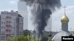 রাশিয়ার ব্রায়ানস্ক অঞ্চলের ক্লিন্টসি শহরে একটি হেলিকপ্টার বিধ্বস্তের স্থানে ধোঁয়া উড়ছে, ১৩ মে, ২০২৩। ( রয়টার্সের মাধ্যমে ওস্টোরোঝনো নোভোস্তি/হ্যান্ডআউট)