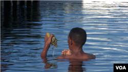 Santa Cruz, una isla sobrepoblada en el caribe colombiano donde muchos viven de la pesca.
