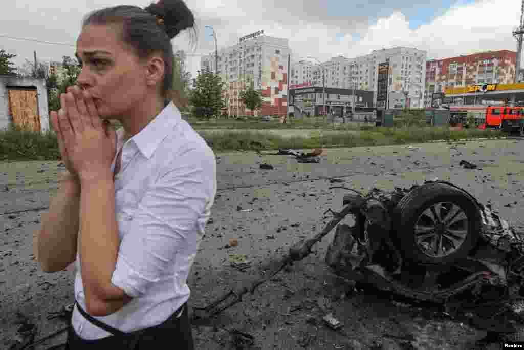 Una mujer reacciona ante los daños ocasionados por el ataque aéreo ruso a una zona residencial, en Járkov, Ucrania, el 22 de mayo de 2024. REUTERS/Vyacheslav Madiyevskyy