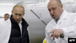 Le président russe Vladimir Poutine (à g.) et le patron de Wagner Evguéni Prigojine.