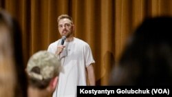 Антон Тимошенко, український стендап-комік під час свого туру до США: "Коли ти жартуєш про смерть, то ти трошки менше її боїшся". Фото: Костянтин Голубчик, Голос Америки