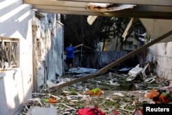 Puing-puing pasca serangan roket yang diluncurkan dari Gaza, di Ashkelon, Israel, 7 Oktober 2023. (Foto: REUTERS/Amir Cohen)