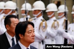 Presiden Taiwan Lai Ching-te mengunjungi Akademi Militer Republik China, sebuah akademi pelatihan perwira, untuk perayaan ulang tahun ke-100 di Kaohsiung, Taiwan 16 Juni 2024. (Foto: REUTERS/Ann Wang)