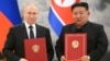 Presiden Rusia Vladimir Putin dan pemimpin Korea Utara Kim Jong-un, berpose usai menandatangani pakta pertahanan bersama di Pyongyang, Rabu (19/6). 