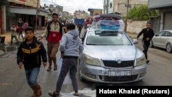 Des personnes fuient les quartiers est de Rafah après que l'armée israélienne ait commencé à évacuer les civils palestiniens en prévision d'une menace d'assaut sur la ville méridionale de Gaza le 6 mai 2024.
