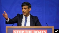 Perdana Menteri Inggris Rishi Sunak berbicara dari Downing Street di London, pada 22 April 2024. (Foto: Toby Melville/Pool Foto via AP)