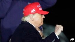 Спорот се фокусира на толкувањето на тимот на Трамп на Законот за претседателски досиеја, за кој велат дека му дал овластување да ги назначи документите како лични и да ги поседува по неговото претседателствување.