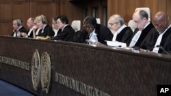 Hakim Nawaf Salam (ketiga dari kanan), pada awal sidang di Pengadilan Dunia di Den Haag, Belanda, Senin, 8 April 2024, dalam kasus yang diajukan Nikaragua yang menuduh Jerman melanggar konvensi genosida dengan menyediakan senjata dan mendukung Israel. (AP/Postingan Patrick)