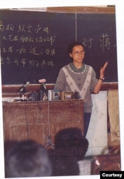 资料照：1989年4月底，王超华在北师大教学楼主持全市高校代表会讨论五一后的行动。