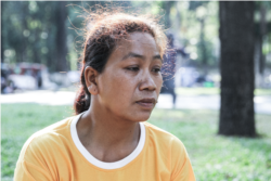 អ្នកស្រី ឆេង លក្ខិណា ស្ត្រីជាម្តាយ បានឱ្យដឹងថា អ្នកស្រីកំពុងបារម្ភពីស្ថានភាពជំងឺរបស់កូនស្រី មុនពេលអ្នកស្រីបានសម្រេចនាំកូនមកទទួលការព្យាបាលនៅមន្ទីរពេទ្យគន្ធបុប្ផា នៅរាជធានីភ្នំពេញ កាលពីថ្ងៃទី ១ ខែមីនា ឆ្នាំ ២០២៣។ (ទែន សុខស្រីនិត/វីអូអេ)