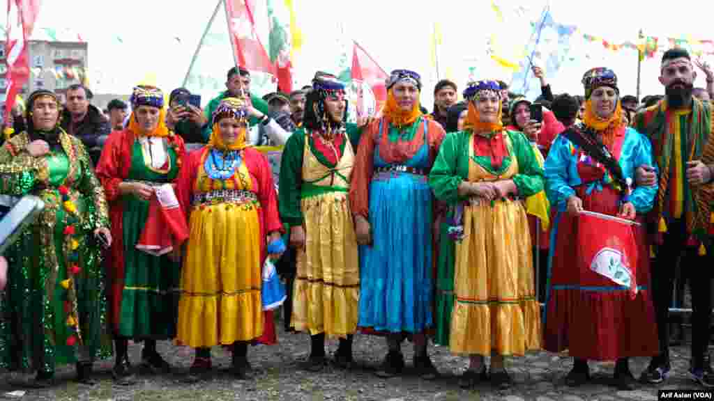 Jinên Îdirê bi Cilên Kurdî Beşdarî Newozê Bûn