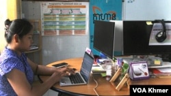 Mao Map, director of Klahaan Organization, is working in her office in Phnom Penh city on April 11, 2024. (Ser Davy/ VOA Khmer)