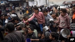 Պաղեստինցիները հերթ են կանգնում անվճար սնունդի համար Ռաֆահում, Գազայի հատված, 21 դեկտեմբերի, 2023 թ.