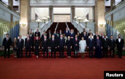 ผู้นำที่เข้าร่วมการประชุมหนึ่งแถบ-หนึ่งเส้นทาง ที่กรุงปักกิ่ง รวมทั้งประธานาธิบดีจีน สี จิ้นผิง และประธานาธิบดีรัสเซีย วลาดิเมียร์ ปูติน ถ่ายภาพหมู่ร่วมกันในพิธีต้อนรับในวันที่ 17 ตุลาคม 2023