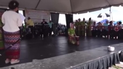 ນັກຟ້ອນຈາກສິບສອງພັນນາ ຟ້ອນມອງເຊີ້ງໃນງານສະຫລອງປີໃໝ່ລື້ທີ່ນະຄອນເດນເວີ, ລັດໂຄໂລຣາໂດ, ໃນເດືອນ ເມສາ 2024