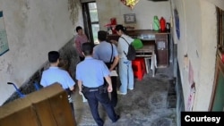 杨智刚父母家中摄像头拍下的警察上门画面 (杨智刚提供）